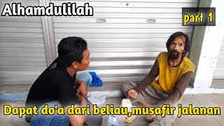 Membantu orang jalanan||beliau mengaku seorang musafir