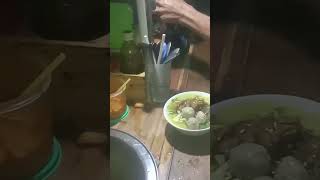 hujan-hujan makan bakso #videoshortsyoutube #shorts