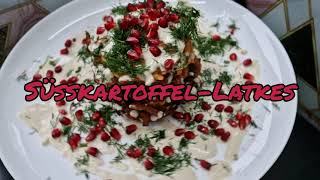 Süßkartoffel Latkes mit Tahina Soße und Granatapfel Bekitzer