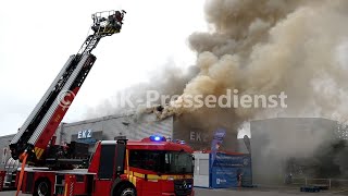 Dach eingestürzt: Getränkemarkt in Krefeld in Flammen - 60 Feuerwehrleute im Einsatz | 31.07.2022