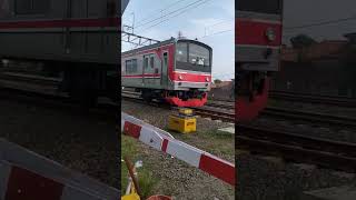 KEREN BANGET!!.... KRL Melintas Pelan... #shorts