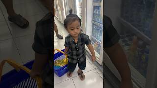 Adek gak kuat bawa belanjaan nya #shorts #funny #shortsviral #anaklucu #funnyvideo #belanja #jajan