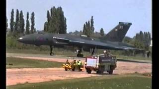 High Speed Taxi Run by Avro Vulcan XL426 - Southend Airshow - 26 May 1997