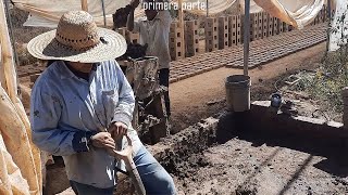 tenemos que traer la tierra del rio par hacer ladrillos vivimos de la tierra a si se hace ladrillos