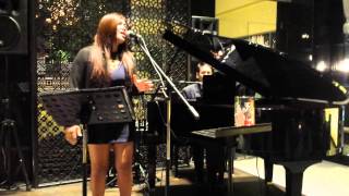 "Islands In The Stream" by Thai singers, at Royal Paradise Hotel & Spa