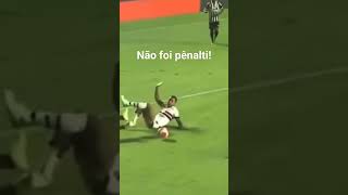 Não foi pênalti, se fosse ali no meio de campo ninguém ia parar o jogo! San-são #futebol