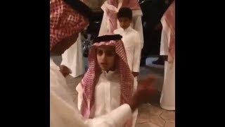 ولي العهد برفقة ابنه سلمان يزوران الأمير مقرن في منزله