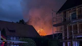 Scheunenbrand in Lauenberg: Feuerwehr, Rettungsdienst und Polizei im Einsatz