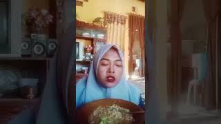 Makan mie instan rebus dengan cabai rawit hijau