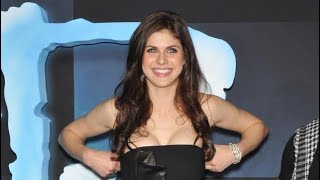 Alexandra Daddario looks HOT in a Sexy black dress whilst posing for Paparazzi on the Red Carpet!! 🔥