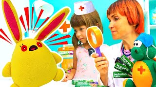 Bianca y Nicolás Cuidan al Conejito Lucky: Aventuras Médicas con Juguetes de Peluche