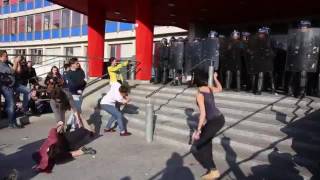 Danse devant les CRS (manif loi travail)