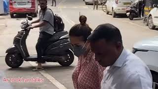 Malaika Arora crying and sad at her father death | Malaika and Amrita crying Arjun kapoor also came