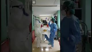 Este hospital mató el virus con su increíble humor