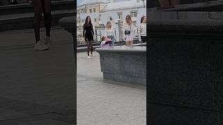 👧🕊️Маленька дівчинка грається з голубами 🎶😊🏞️#shorts#ukraine#kiev#love#украина#kyiv#lviv