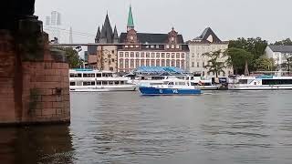 Die Wasserschutzpolizei ist auf den Main unterwegs in Frankfurt am Main