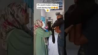 Prank cium kening suami, pura-pura baju bau