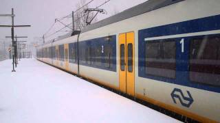 Nederlandse Spoorwegen Sprinter in de sneeuw Station De Vink Sneeuwploeg voor fietspad