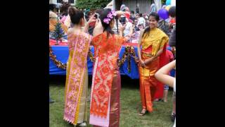 2 photos pretty ladies in rotorua christmas parade