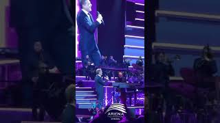 Así se ve 1 Luis Miguel sonriendo a sus músicos