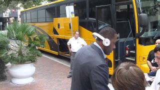 Elton Brand, the #1 NBA Draft Pick in 1999, signing many autographs - TopSignatures.com