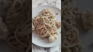 Spaghetti integrali con panna vegetale , piselli e tonno con bacala' pepato