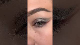 Delineado  para ojos sencillo utilizando sombras 😍 #maquillajeparaojos