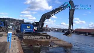 Ponton en kraan vast onder Blauweklap brug Assen