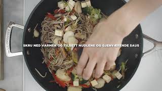 Hurtigstekte nudler, grønnsaker og tofu i Toughened non-stick / Oppskrift av Le Creuset og Yuki Gomi