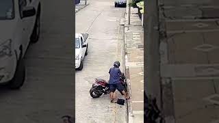 In Guayaquil, a motorcycle robbed a woman in broad daylight!