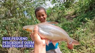 BOTEI O MEU PEQUENO PARA PESCAR O PEIXE DO ALMOÇO, OLHA NO QUE DEU!