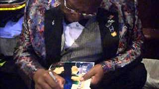 Blues Legend B.B. King signing autographs - TopSignatures.com