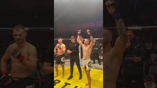 WOW! 🤯 Jeden z najlepších zápasov v krátkej histórii FABRIQ MMA! Klobúk dokov oboch. 🎩