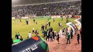 شاهد للحظة اعتداء على المنتخب المغربي🇲🇦 من طرف جمهور و عناصر الأمن الجزائرية بالزي المدني😢