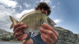 Voy a pescar a un nuevo spot. Aunque hace mucho viento consigo sacar pescado.