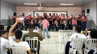 ORQUESTRA MUNICIPAL JURANDIR MENDES DE SANFONEIROS E VIOLEIROS NO COLÉGIO GIGANTÃO