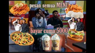 SOMBONG...TELPHON TEMEN DI DEPAN SEMUA ORANG,,PESAN SEMUA MENU YANG ADA..PADAHAL CUMA PESAN AQUA.