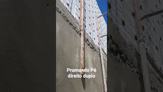 Casa de EPS - travando e prumando pé direito duplo