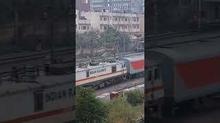 AUGUST KRANTI  PASSING from okhla station.#RAJDHANIEXPRESS#TEJAS#RAIL#INDIANRAILWAY