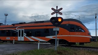 Stadler Flirt DMUs 2237+2234 at "Varinurme" crossing/ Штадлеры д.-п. 2237+2234 на переезде Варинурме