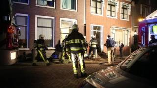 Brandweer blust brand tussen 2 woningen