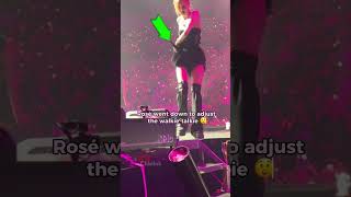 Rosé's walkie-talkie is faulty #rosé #blackpink