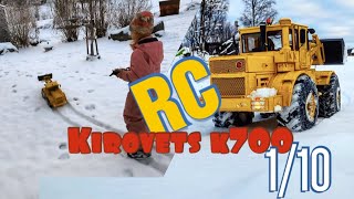 five year old driving rc kirovets k700 Radio control tractor loader 1/10 in the snow toy machine