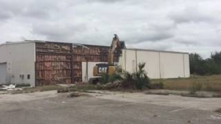 Building demolished in two hours