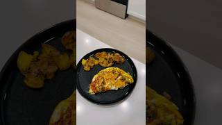 Protein-packed Veggie Omelette & Crispy Smashed Potatoes! #cooking #proteinrecipes #shortsvideo