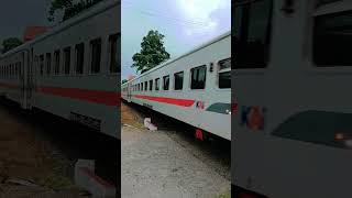 MOMEN KEDATANGAN KERETA LOKAL MERAK DI STASIUN SERANG #shorts #keretaapi