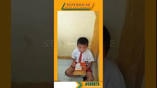 MOMEN HARU SEORANG ANAK SD makan sendirian di pojokan kelas, dengan bekal apa adanya.