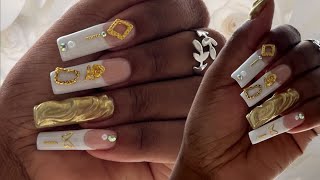 uñas realizados con tips crystal u esmalte blanco con dorado