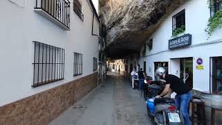 Geweldig dorpje in een rivier met huizen in de rotsen. Setenil, Spanje