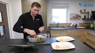 Cuisses de poulet avec le plat de cuisson en verre